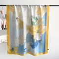 Leichter Seidenschal mit gelbem Magnolien-Blumendruck und leuchtend gelbem Saum - 180*90CM / Gelb