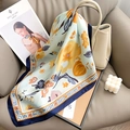 Elegante pañuelo de seda verde con estampado floral y detalle de borde azul marino - 70cmx70cm / Azul
