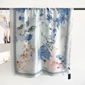 Élégante écharpe en soie bleu-gris à fleurs avec une finition satinée haut de gamme - 180cm x 90cm / Bleu