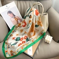 Elegante pañuelo de seda color crema con un vibrante estampado floral naranja - 70cmx70cm / Verde
