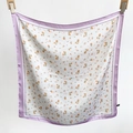 Vue détaillée du foulard en soie légère avec motif floral et texture satinée douce - 65cmx65cm / Violet