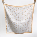 Détail du foulard carré en soie ivoire avec motifs floraux oranges et bordures beige clair - 65cmx65cm / Jaune