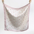 Détail d'un carré de soie floral avec motifs de roses et bordure en satin gris-rose - 65cmx65cm / Rose