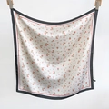 Détail d'un foulard en soie avec motif floral rouge et bordure noire décorative - 65cmx65cm / Noir