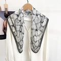 Élégant foulard en soie noir et blanc à motifs géométriques sur une chemise blanche - 70x70 / Noir