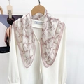Carré de soie en mousseline rose géométrique élégant avec une chemise blanche chic - 70x70 / Violet Lotus