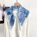Elegante blauw-witte zijden sjaal met bloemenprint gecombineerd met een wit shirt - Botanische Print (70YYS09-Blauw) / Blauw (70YYS09)