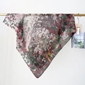 Detail eines Vintage-Seidenschals mit Blumenmuster, aufgehängt mit Holzclips und Postkarte - Rosa