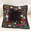 Eleganter schwarzer Seidenschal mit bunten Blumenmustern und Wellenkante für Damen - 67*67 / Nachtblumengarten