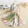 Détails de l'élégant foulard en soie à motif lotus drapé sur un sac à main chic - Kaki clair / 90*180