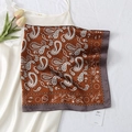 Detail van de zijden vierkante sjaal met paisley patroon en grijze contrastrand op wit - Vierkante Sjaal (70FJ206-4) / Aardesoranje