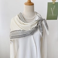 Eleganter beiger Seidenschal mit schwarzem Paisley-Muster an einer Schaufensterpuppe gestylt - Weiß