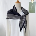 Satin-Halstuch mit schwarz-weißem Paisley- und Geometriemuster für Damen - Schwarz