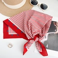 Carré de coton à rayures bleues et blanches avec bordure à pois rouges pour foulard d'été - 65x65cm / Rouge