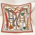 Seidenschal mit aufwendigem Pferdegeschirr-Muster und luxuriösen Kleeblatt-Designs - 67*67 / Goldenes Zaumzeug Traum
