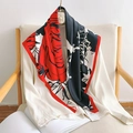 Elegante zijden sjaal met rode rozenpatroon gedrapeerd over een wit damesshirt - Lichtrood