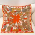 Seiden-Quadrat-Schal mit orangefarbener Schloss-Illustration und rotem Geometrie-Rand - 67*67 / Orange Stadtbild