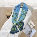 Dettaglio di una sciarpa di seta blu floreale con perle su un blazer bianco elegante - Albero di Mandorlo in Fiore