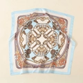 Blau-beiges Satin-Vierecktuch mit goldenen Ketten und Quasten im klassischen Reitstil - Hofstil Seilkette Stil (58FJ14-3)