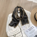 Elegante sciarpa sottile in seta con motivo geometrico a V e borsa a catena in pelle bianca - Motivo a V Nero