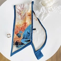 Elegante sciarpa sottile in finta seta con stampa vintage di cervi dorati e montagne - Cervo Con Te - Blu Bianco / 15*75cm