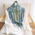 Pañuelo de seda con estampados botánicos en azul y verde sobre camisa blanca - Grande / Azul Blanco
