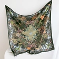 Detalle de pañuelo de seda 90cm con densos patrones florales sobre fondo verde oscuro - Grande / Negro
