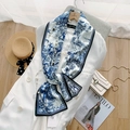 Blauw-witte Toile de Jouy zijden sjaal gecombineerd met witte blazer en accessoires - Poëtisch Landschap - Blauw