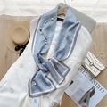 Sciarpa di raso blu con stampa a catena equestre dorata e dettagli di perle - Maglia di Catena Blu