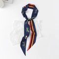 Detalle de un pañuelo twilly de seda azul marino con motivos ecuestres y bordes a rayas - Espectáculo de Carreras de Caballos - Azul