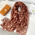 Platte weergave van bruine polkadots sjaal op marmer met stijlvolle accessoires - Bruine Stippen Stijl (YRS109-2)