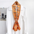 Elegante oranje zijden sjaal met paardenprint geknoopt op een witte hemdskraag - Paardenpatroon - Oranjegeel