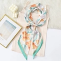 Dettaglio di un foulard in raso a fiori annodato con stile su un top con spalline - Base Bianco Sporco Con Bordo Ciano (XJPD49-2)