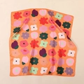 Elegante pañuelo cuadrado de satén naranja con coloridos motivos florales geométricos - Rojo Naranja