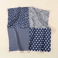 Detail van een zijden sjaal met paisley-patronen en contrasterende polkadotprints - 58x58 / Blauw