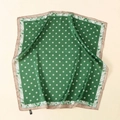 Carré de soie vert à motif cachemire et petites marguerites pour femmes élégantes - Vert (58FJ10-3)