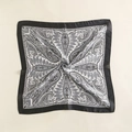 Dettaglio di un foulard in seta con motivi paisley e bordi neri eleganti e raffinati - Nero Bianco Grigio (70FJ307-2)