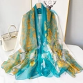 Châle solaire en mousseline fleurie sarcelle drapé sur un chemisier blanc femme - 180cm*130cm / Bleu Vert (YRS143-1)