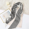Elegante zwart-witte zijden sjaal met pied-de-poule en bloemen op een roze top - Camellia - Zwart Wit