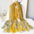 Gros plan d'une écharpe légère en soie jaune et grise avec motif floral élégant - 180cm*130cm / Or (YRS143-2)