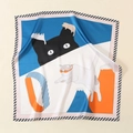 Detail van de zijden satijnen sjaal met een schattige kattenprint en gladde randafwerking - 60x60 / Blauw