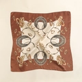 Dettaglio di un foulard in seta retrò con motivi di ferri di cavallo e catene d'oro - Caffè Caramello (70FJ308-3)