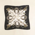 Dettaglio di un foulard in raso vintage con motivi equestri di ferro di cavallo - Bianco Sporco Centro Nero (70FJ308-5)