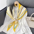 Minimalistische geometrische zijden sjaal met een witte zijden blouse met lange mouwen - Geel