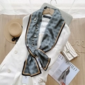 Elegante sciarpa di raso grigio con stampa a farfalla e bordo arancione su un blazer bianco - Farfalla Grigio Blu