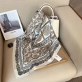 Dettaglio di un foulard in seta con motivo paisley beige drappeggiato su una borsa - Bianco Sporco