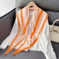 Élégant foulard en soie rayé orange avec motif H sur chemise blanche et sac de luxe - Orange