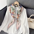 Ensemble chemisier blanc élégant et foulard en soie à fleurs sur un cintre en bois - Gris