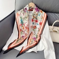 Elegante sciarpa in seta con stampa floreale drappeggiata su camicia bianca e gruccia - Nero