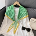 Dettaglio del colletto a sciarpa a righe su una camicia di chiffon bianco con etichetta - Verde